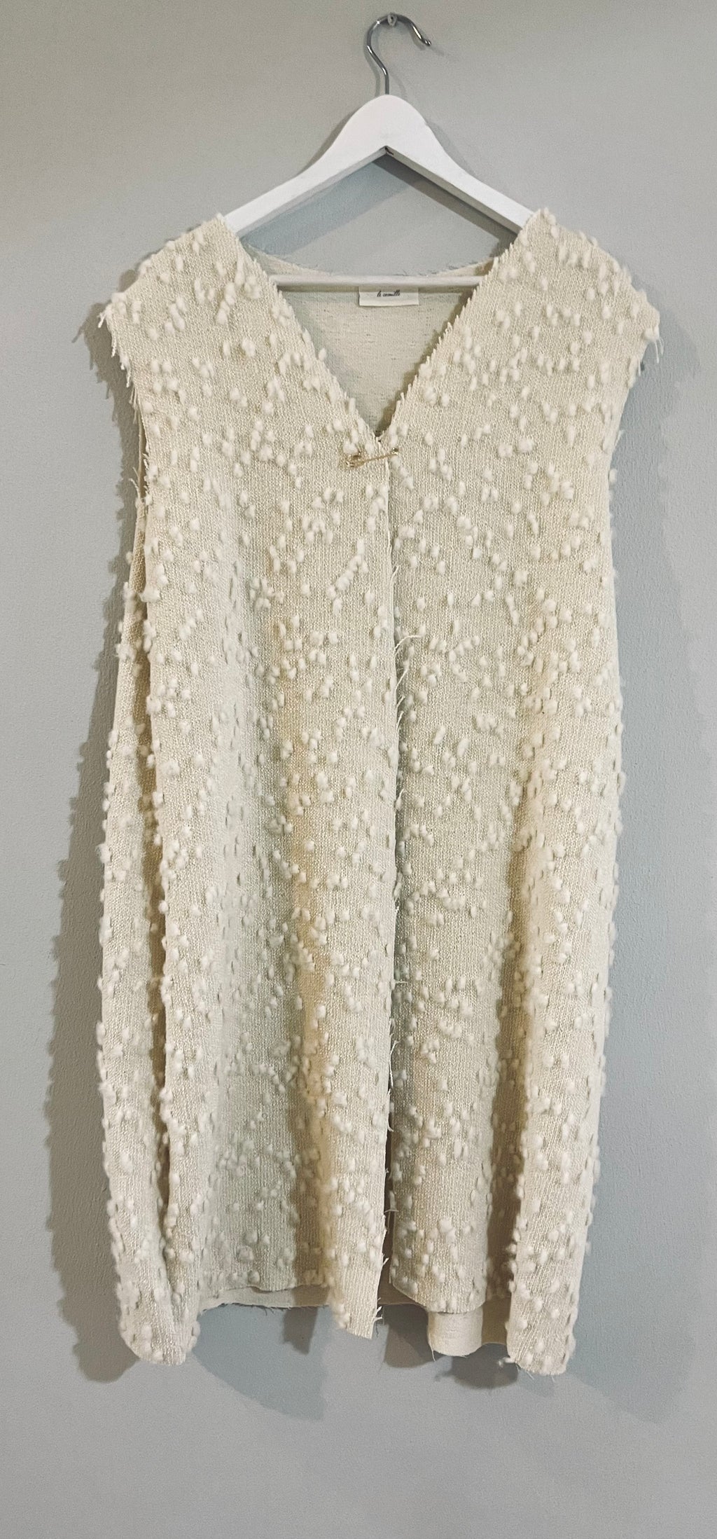 Gilet aperto con spilla