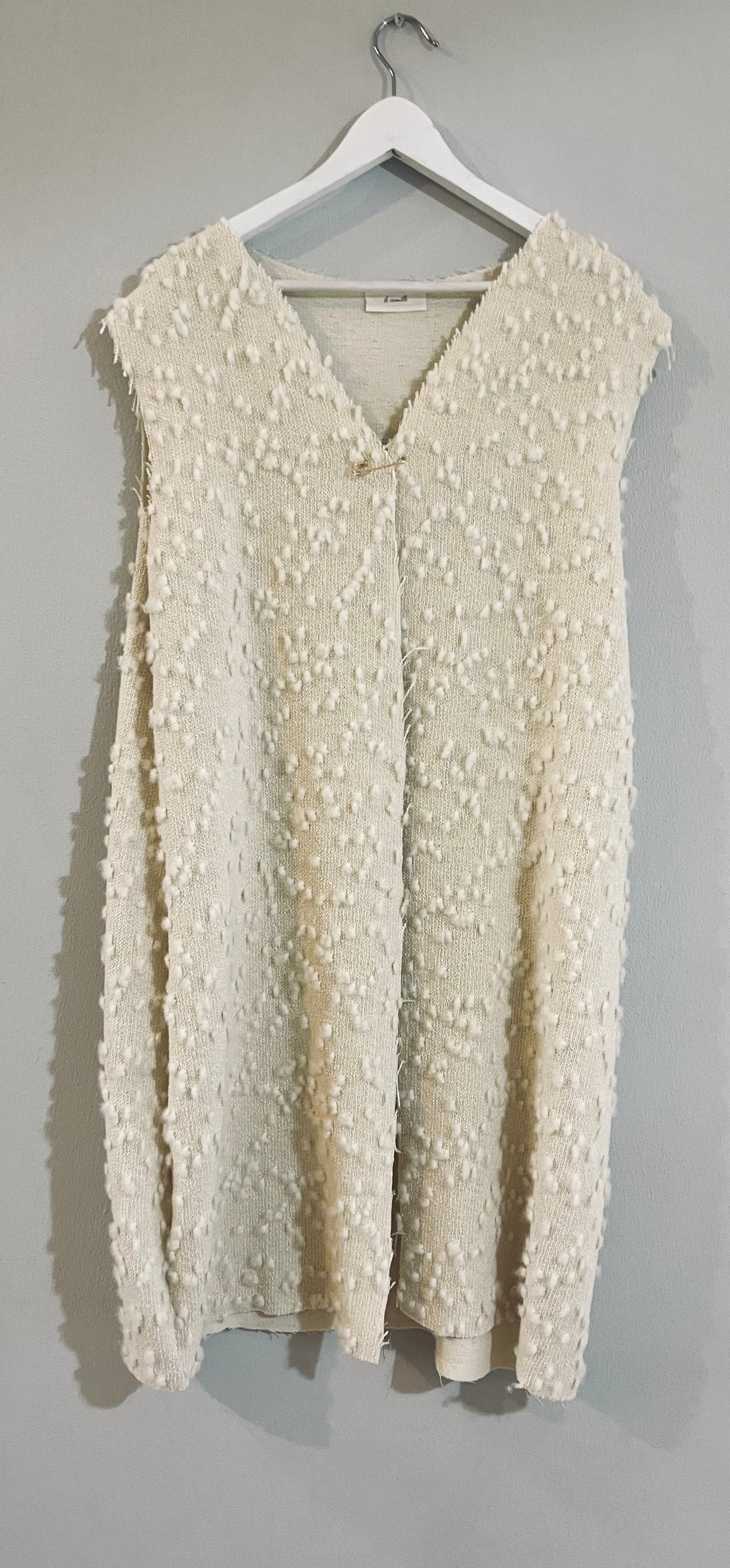 Gilet aperto con spilla