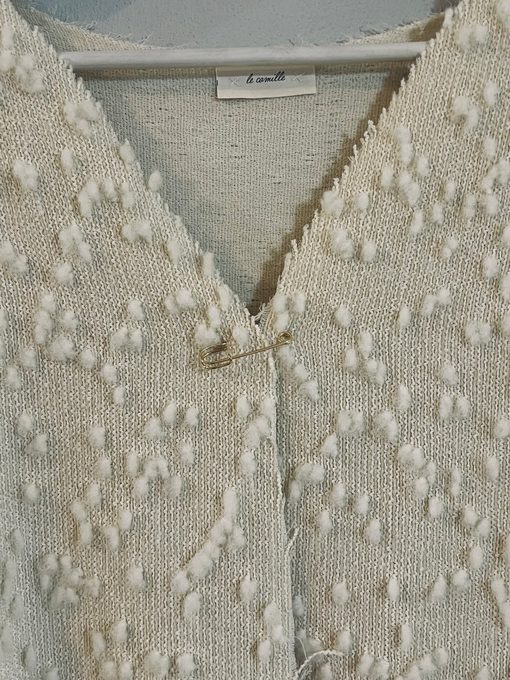 Gilet aperto con spilla