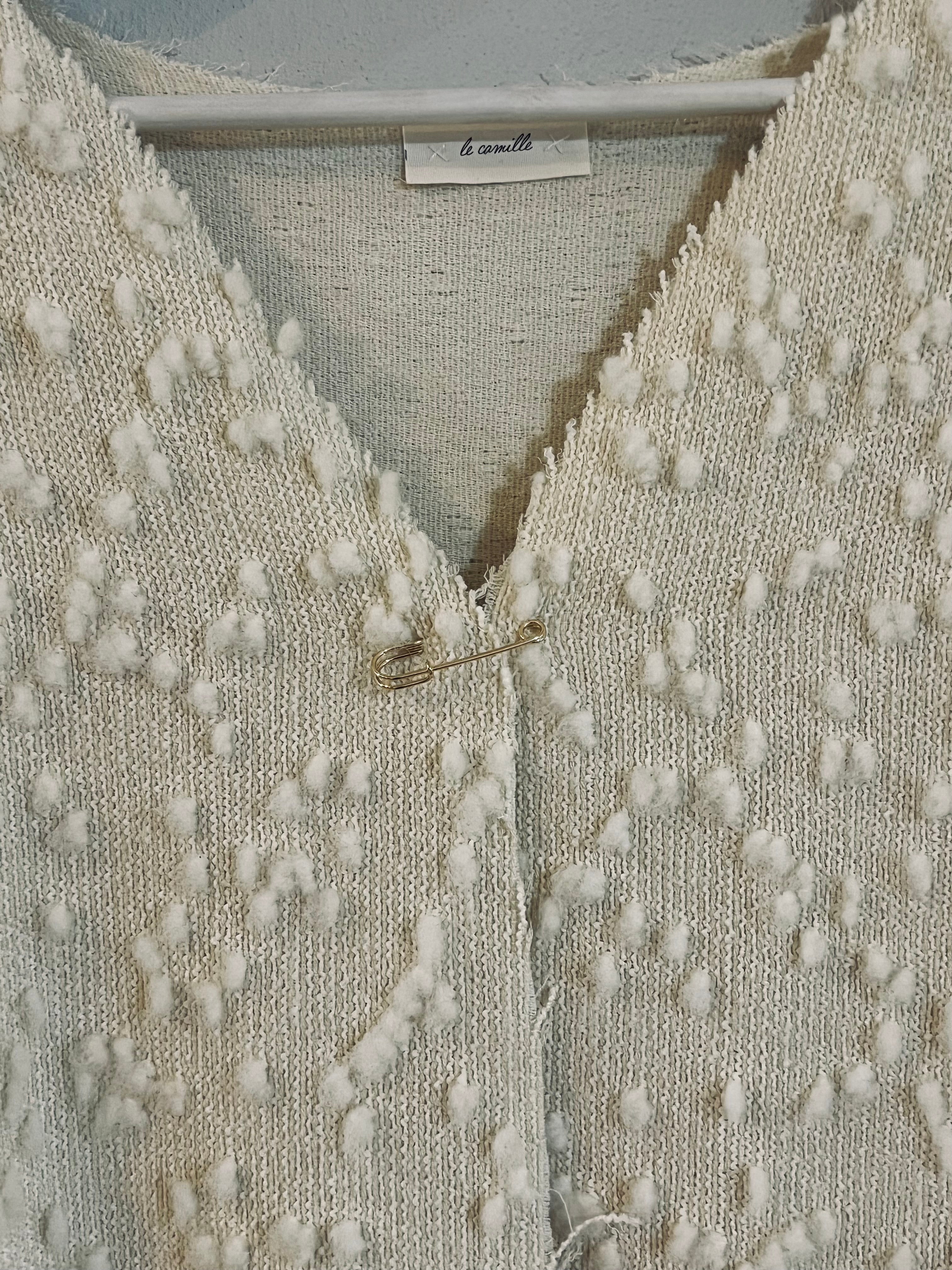 Gilet aperto con spilla