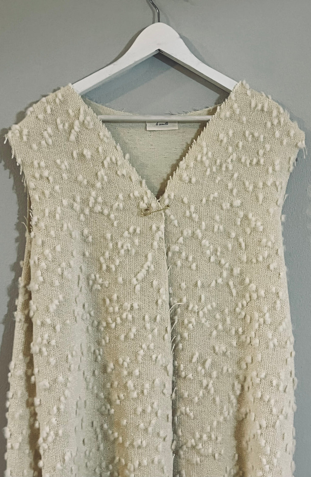 Gilet aperto con spilla