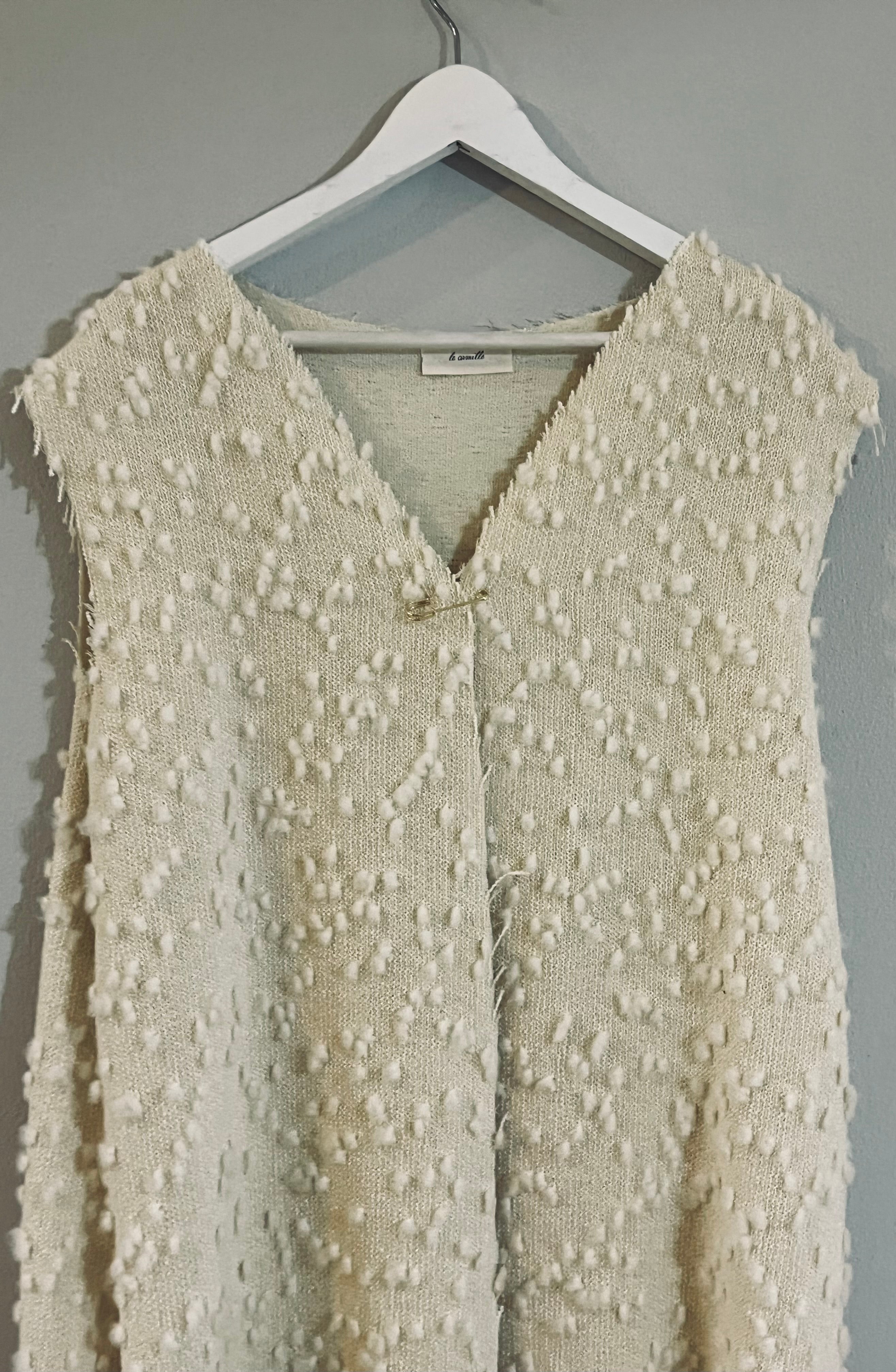 Gilet aperto con spilla