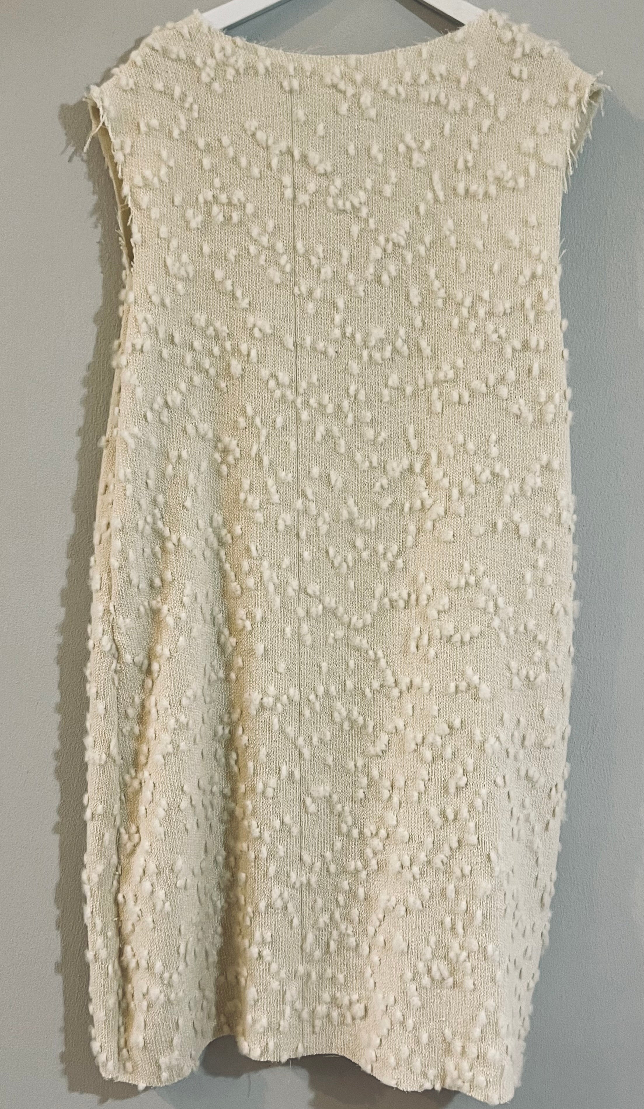 Gilet aperto con spilla