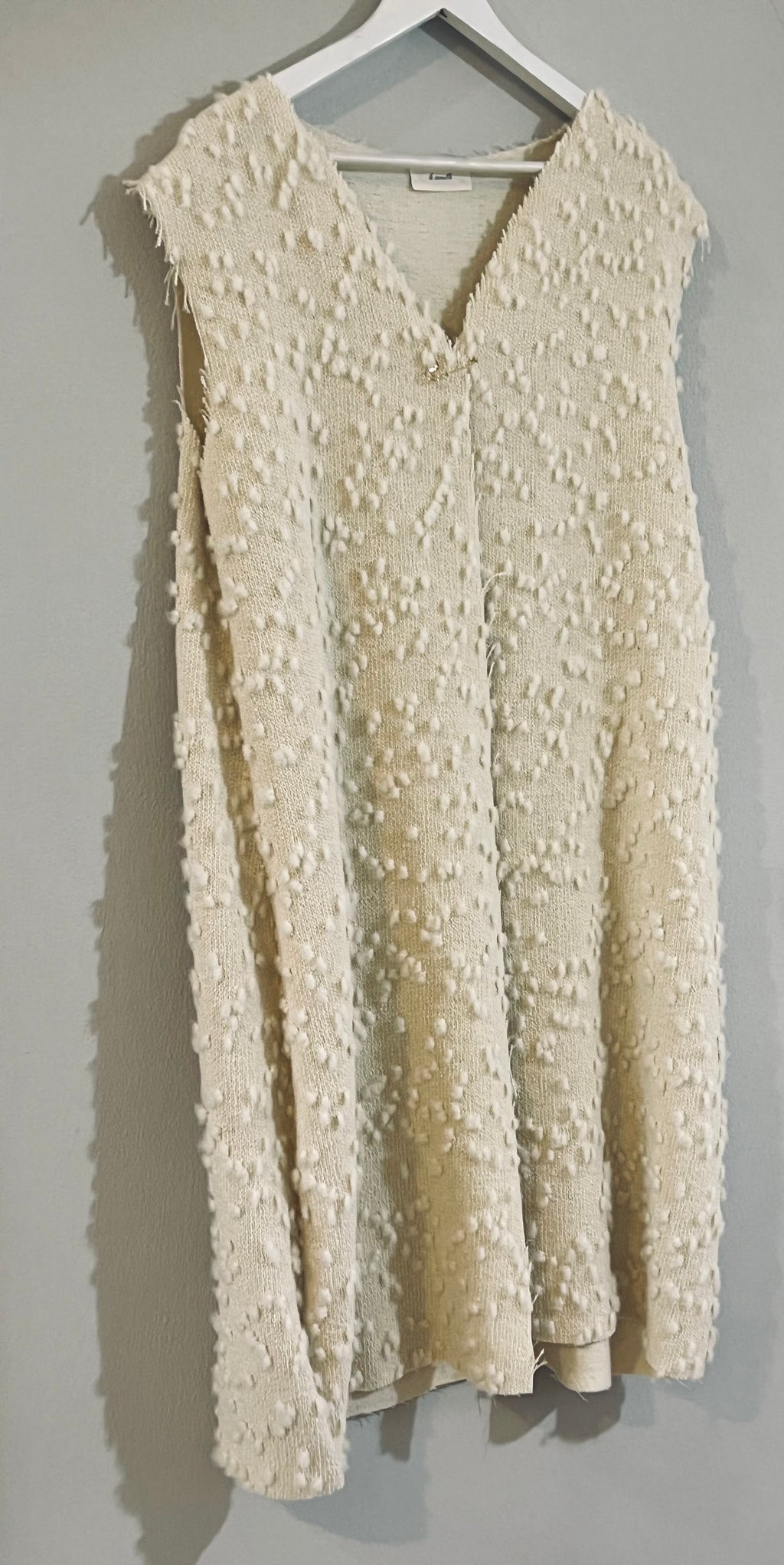 Gilet aperto con spilla