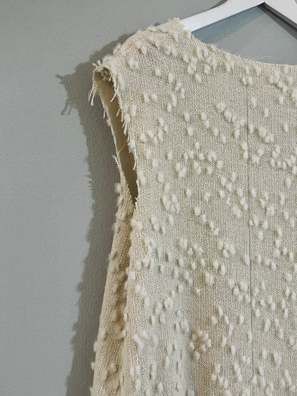 Gilet aperto con spilla